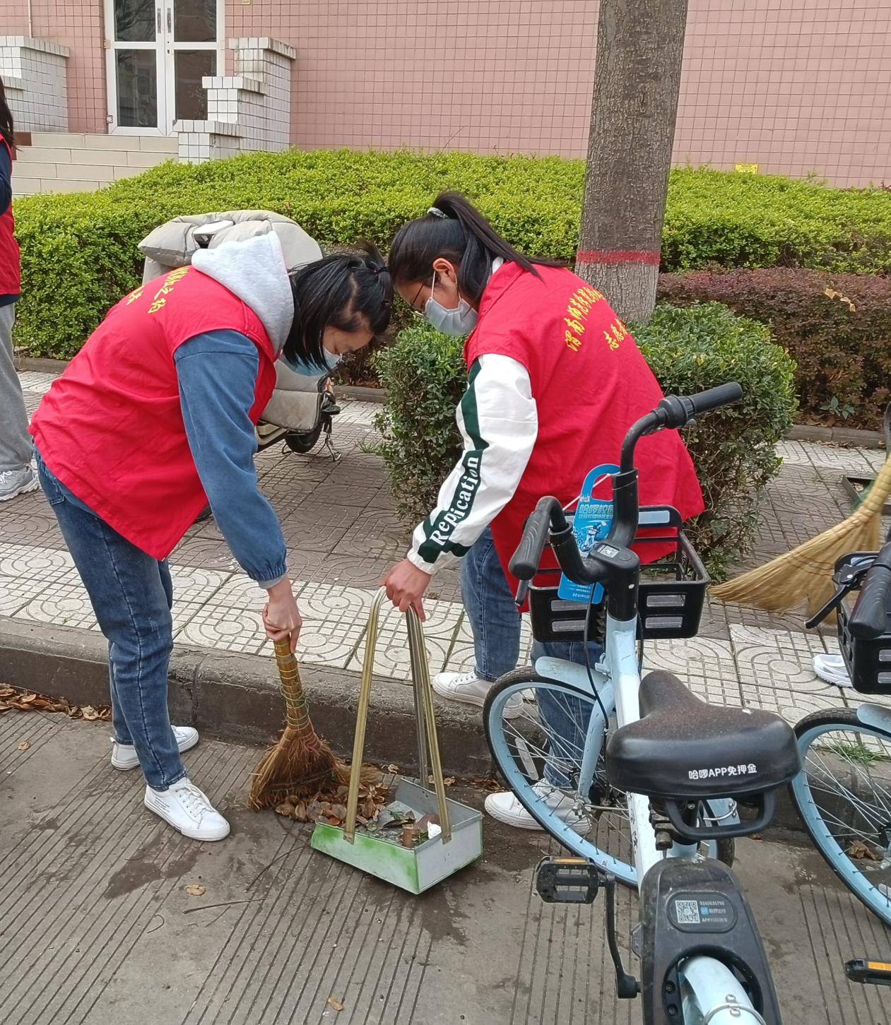 坚守德育阵地共建文明校园渭南师范学院大学生志愿者成立校园共享单车