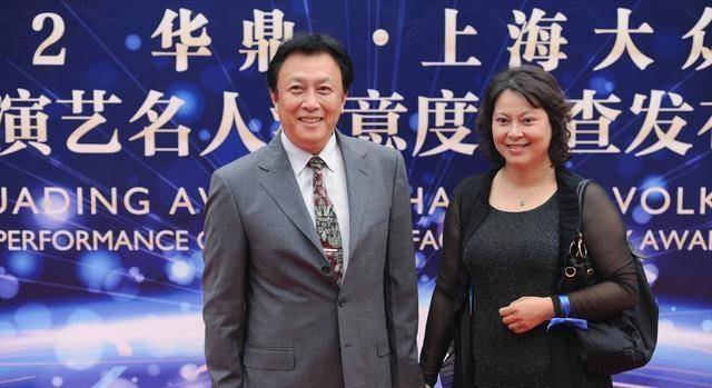 昔日视帝唐国强小12岁妻子近照曝光,素颜出镜富态十足_孙涛_夫妻_电视