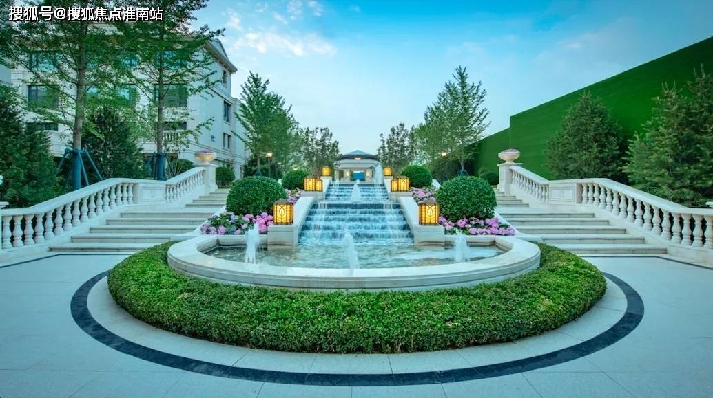 尊重的态度,新古典叠水喷泉富有灵动韵味,精心栽种的树阵与模纹花坛