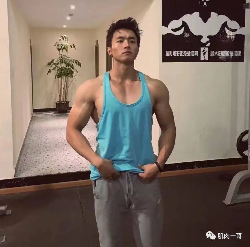 都抱|185cm健体小哥晒肌肉走红，小姐姐们不淡定了