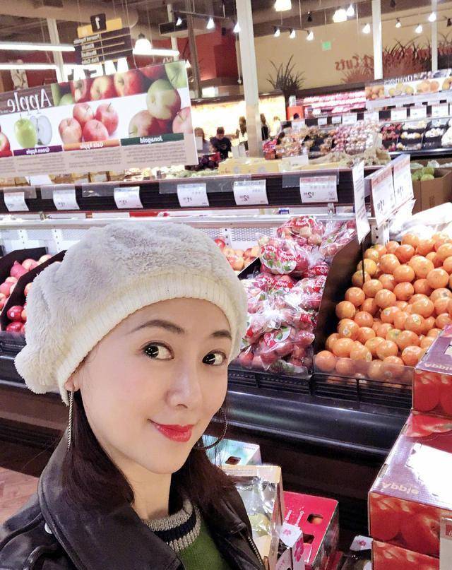 演艺事业52岁美魔女年过半百仍宛若少女一家三口大排档庆祝结婚纪念日