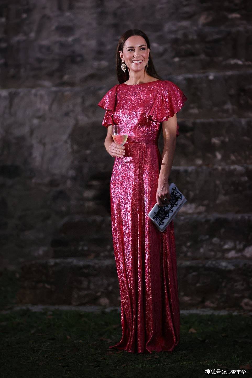 设计 凯特王妃美到了国外，穿亮粉色礼服裙，真是将高贵、华丽齐聚一身