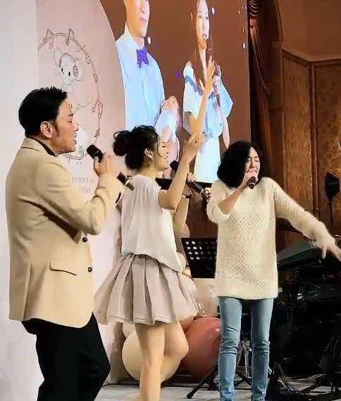 老公 阔太安以轩为女儿庆满月，小S与老公出席，穿着简单合照却更时髦