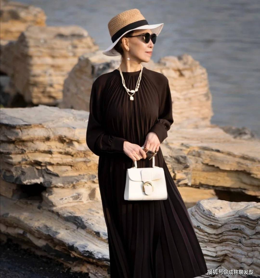 原创会穿的女人不显老65岁阿姨凭时尚穿搭圈粉美得猜不出真实年龄