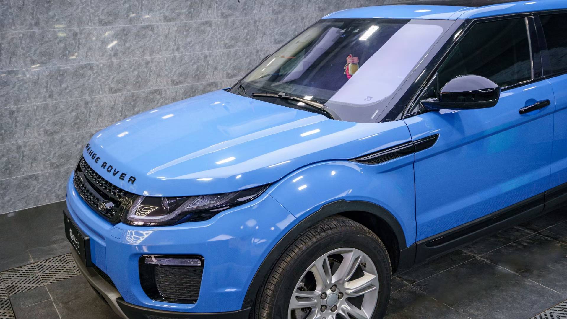 无法抗拒的蓝路虎极光阿布扎比蓝改色膜skto