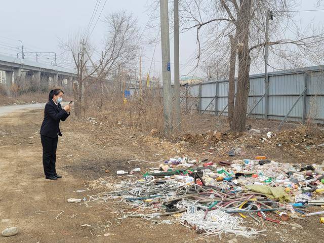 旅顺水师营街道三涧堡街道等地有人随意堆放垃圾管理有盲区