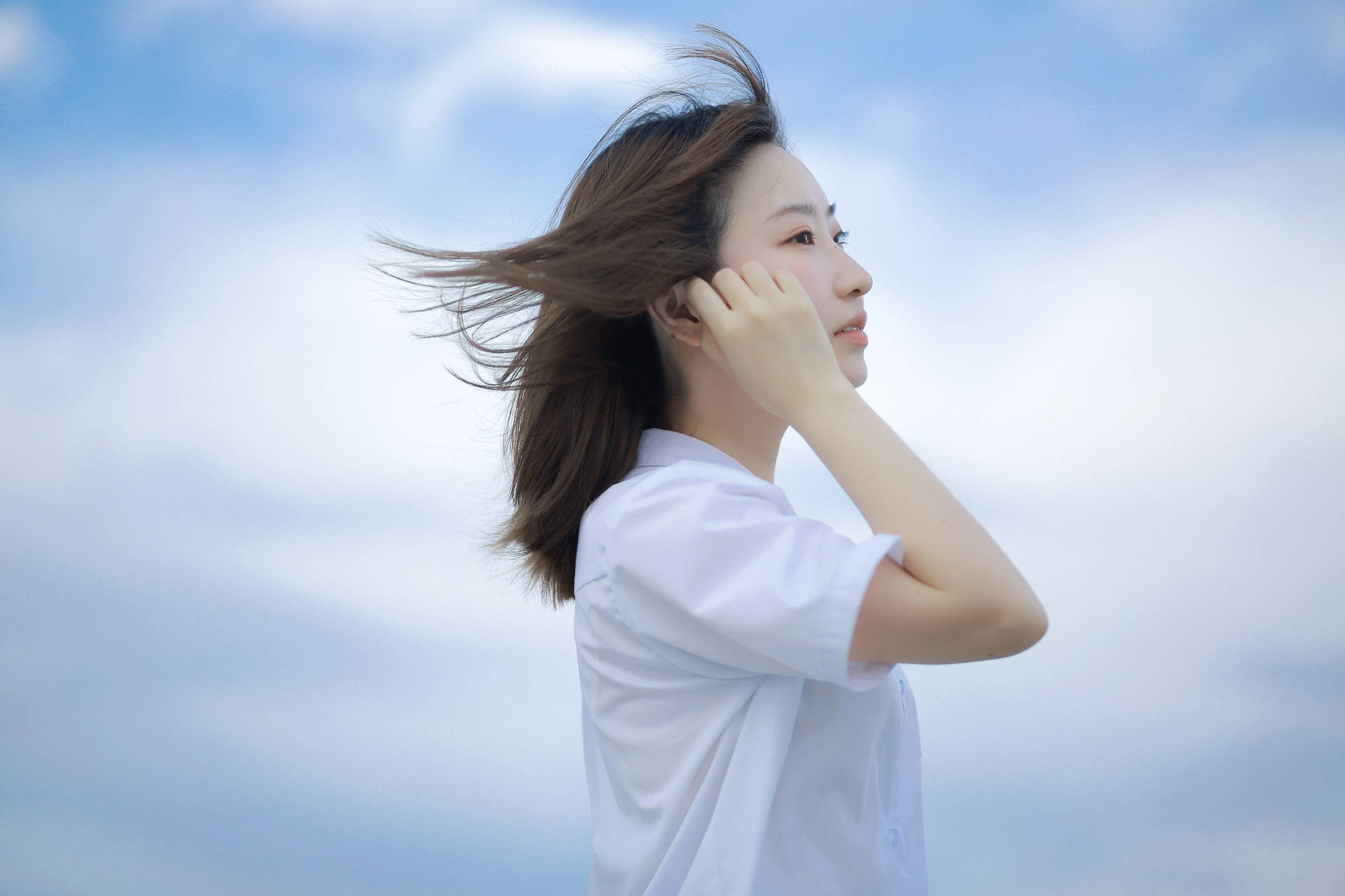 选对拍摄的背景,也就意味着人像拍摄成功了一半,日常拍照时,杂乱的