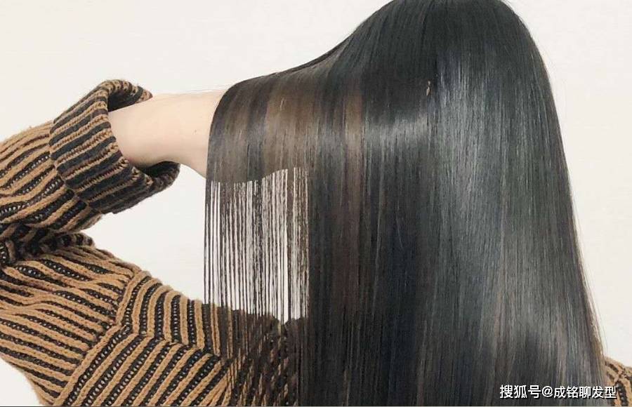 温度毛躁的头发做成直发，离子烫和拉直哪个更伤发？看这三点就有数了