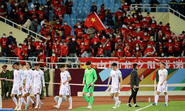 小品|中国足球队呼吁大家为国足加油，球迷：有那个时间还不如去看小品