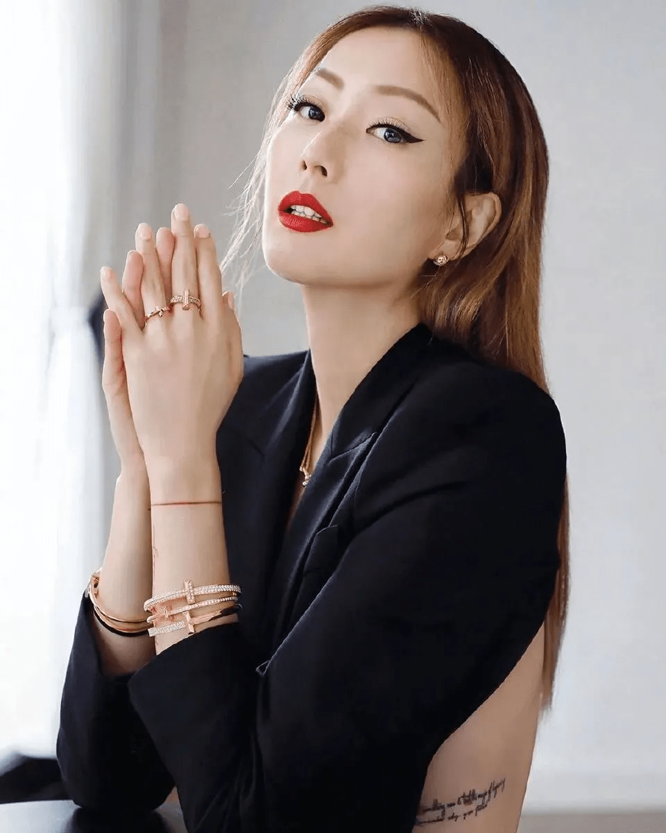 48岁郑秀文保持运动十多年如20岁少女中年人拼的就是自律