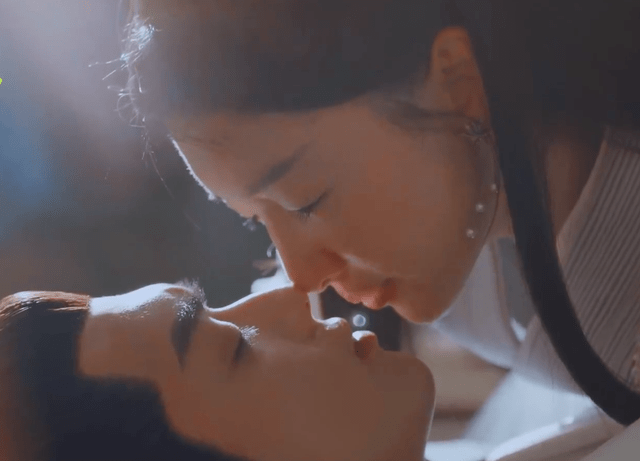 情节|烂梗配烂剧!女主遇男主必倒霉,摔倒必亲吻,女扮男装不能忍!!