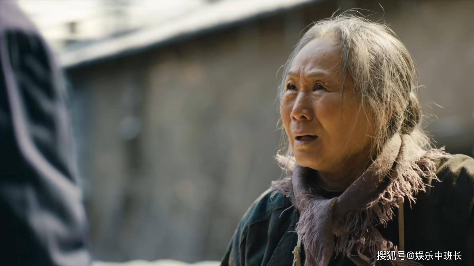 即使在今天,也很难想象这样一个已经穷困潦倒的老妇人,竟然还能"接