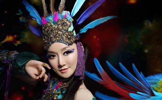 因为卸妆后，萨顶顶从神婆变女神，网友感叹：早卸妆早就红了