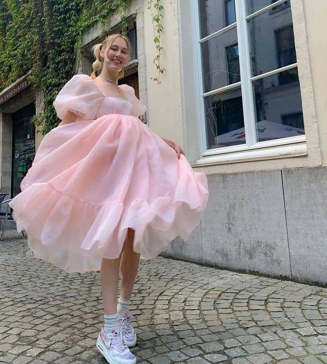 裙子 欧阳娜娜穿粉裙子被夸变人间水蜜桃，今年春夏流行这些粉裙子了？