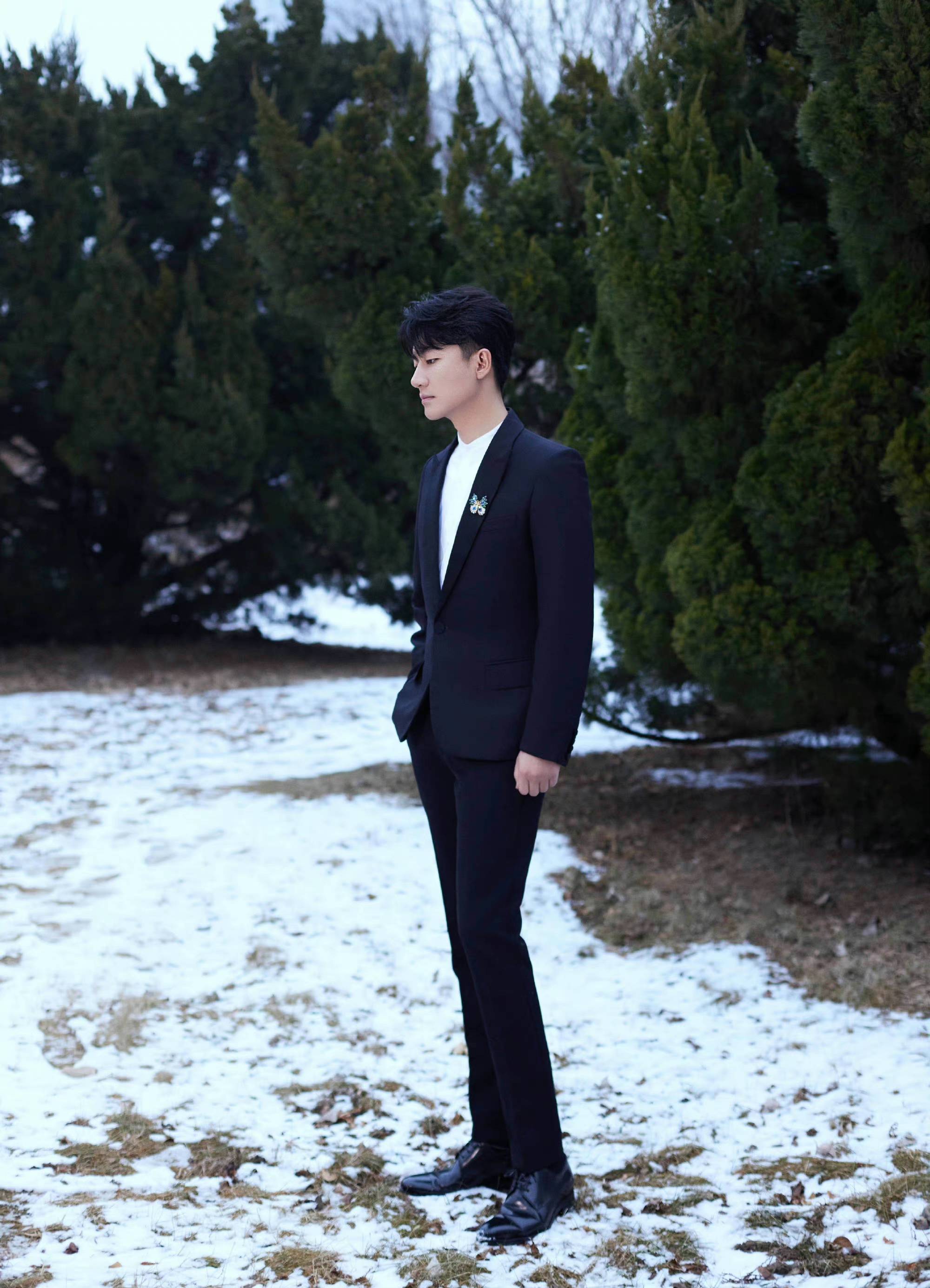 黄轩雪景西装照好治愈