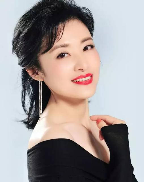 52岁周涛搭配白色衬衫太减龄如20多岁的小姑娘史诗级女神