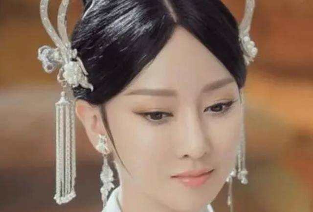 因为卸妆后，萨顶顶从神婆变女神，网友感叹：早卸妆早就红了