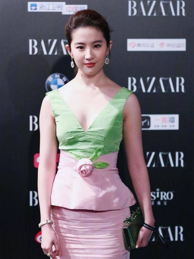 原创刘亦菲虽然是仙女但也喜欢穿野猫装黑色抹胸配蕾丝还挺造作