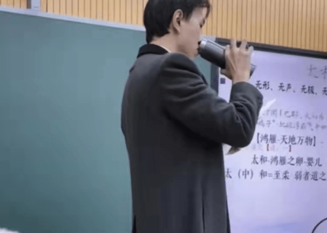 上海某高校男老师神似靳东，长相英俊身材还好，学生上课更积极了