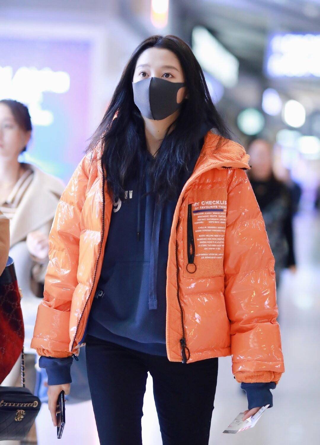 关晓彤和男友度假后回国,1399羽绒服配1万3鞋,朴素穿搭不像明星_下