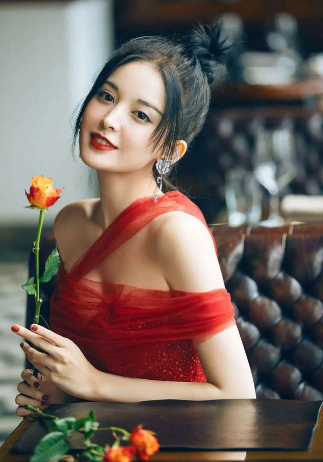 热巴和娜扎两大女神撞衫红裙同是新疆美人风格大不同