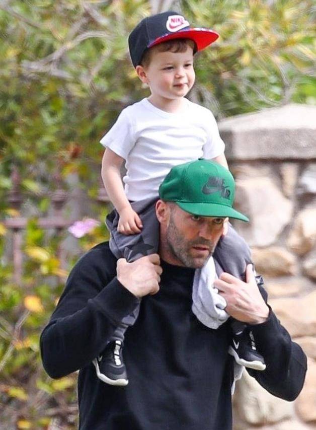 因为|杰森斯坦:与小20岁的超模女友相爱12年,生了俩娃还不结婚