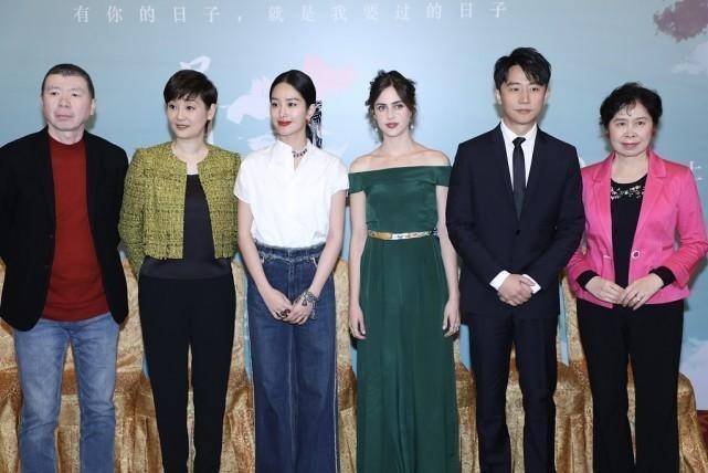 差别 徐帆杨采钰同框看出气质差别,同穿裤装身材差挺多,会穿衣挺重要