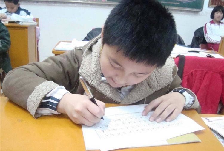 老师让学生抄写名字一百遍,孩子哭着跑回家,只因名字有103画