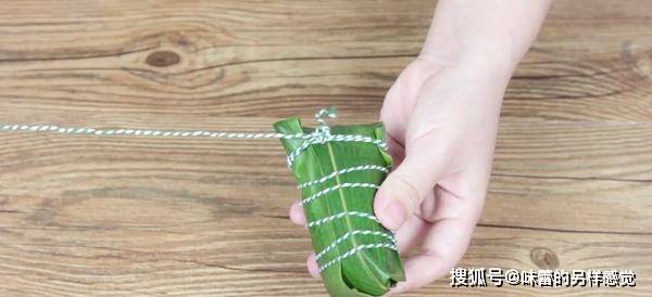 加入适量|教你包粽子啦,江南经典五花肉四角粽,肉馅肥而不腻,粽香四溢