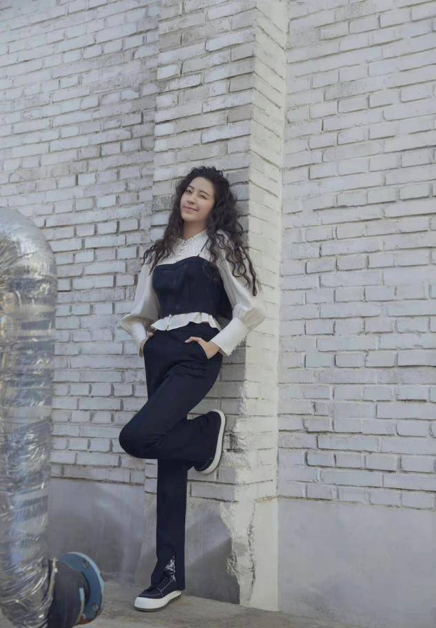 欧阳娣 欧阳娣娣大变样，脸型变成欧阳娜娜翻版，烫羊毛卷却像老阿姨