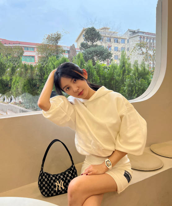 知名女星恋情疑曝光,与帅气男生同返公寓,曾与赵丽颖黄晓明合作_施诗