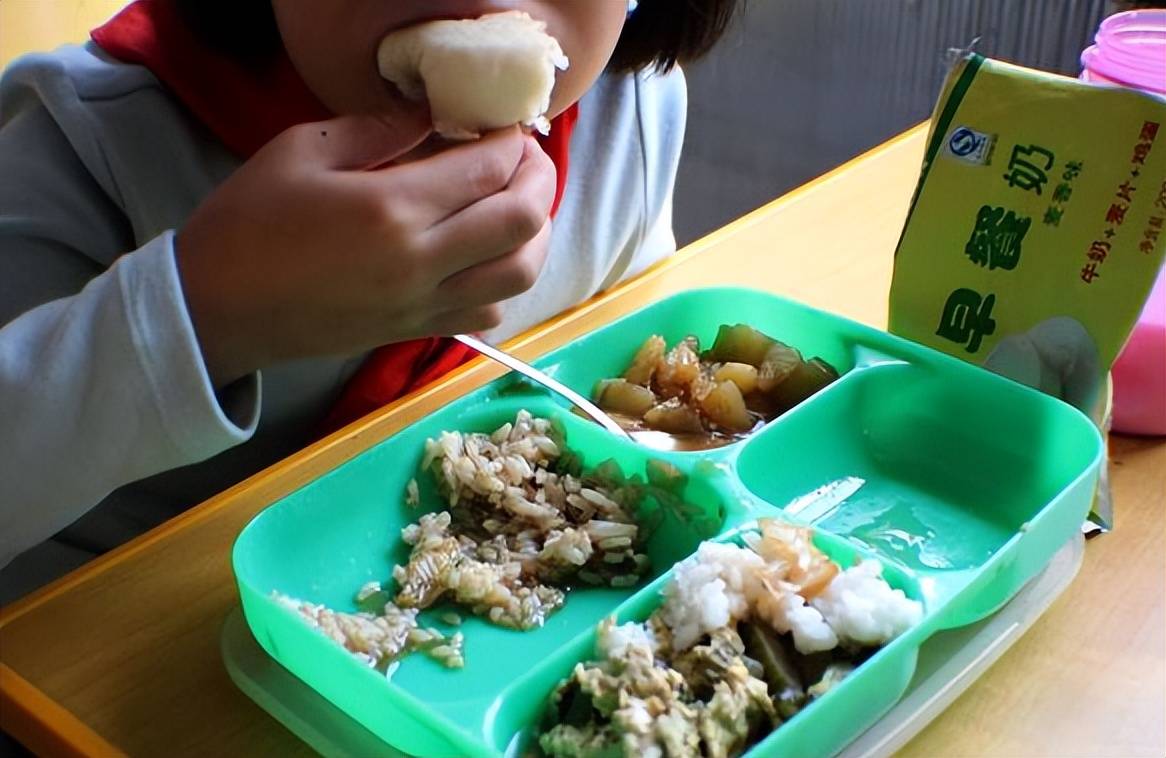 食品|红薯发霉、芽菜过期，一幼儿园被曝用腐烂过期食材，孩子集体腹泻