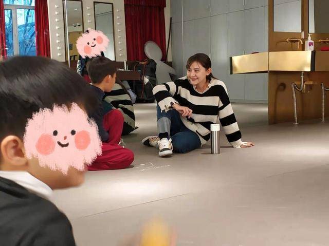 毛衣 34岁热依扎当老师，穿毛衣拿枸杞杯教学，背着手好霸气“女干部”