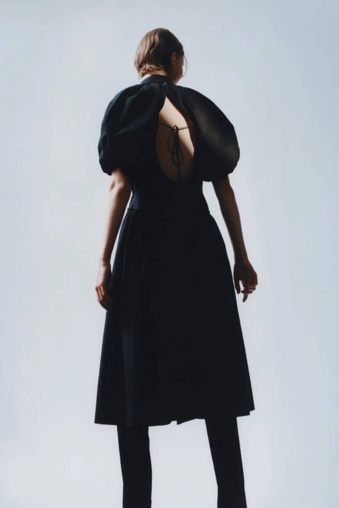 黑色 Ashlyn 2022春夏系列，时尚需要技巧与自信，精确舒适更有特色细节