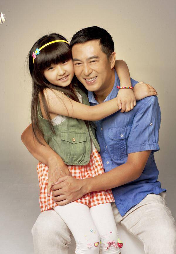 47岁张嘉译全家照:驼背心酸,二婚娶多料影后幸福,女儿可爱_王海燕