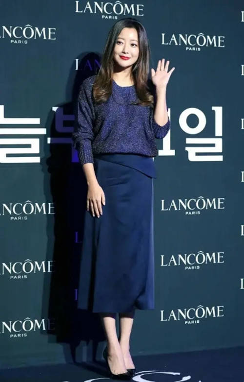 显得 韩国第一女神金喜善 穿“星空”针织衫秀身材 颜值依旧娇俏
