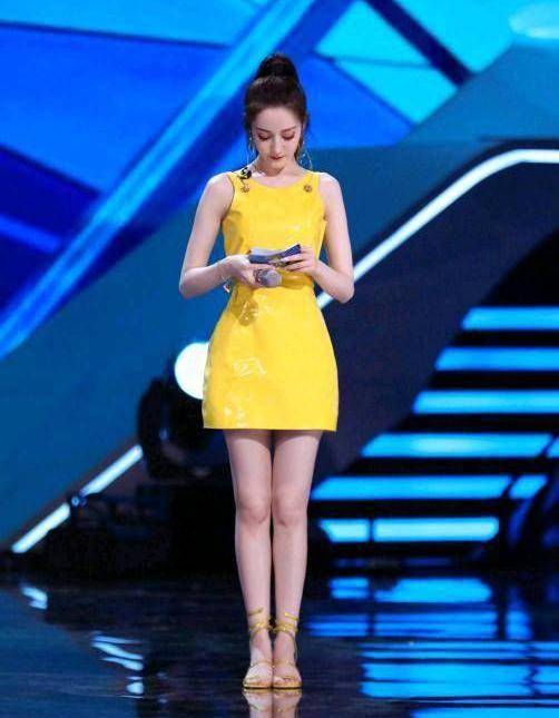 人间“人间尤物”迪丽热巴身着白裙，仙气飘飘仿若仙女，不愧是女神！