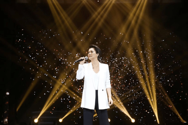 身材 57岁毛阿敏做客恩师,穿毛衣戴眼镜C位“蹭饭”,靠边坐好腼腆