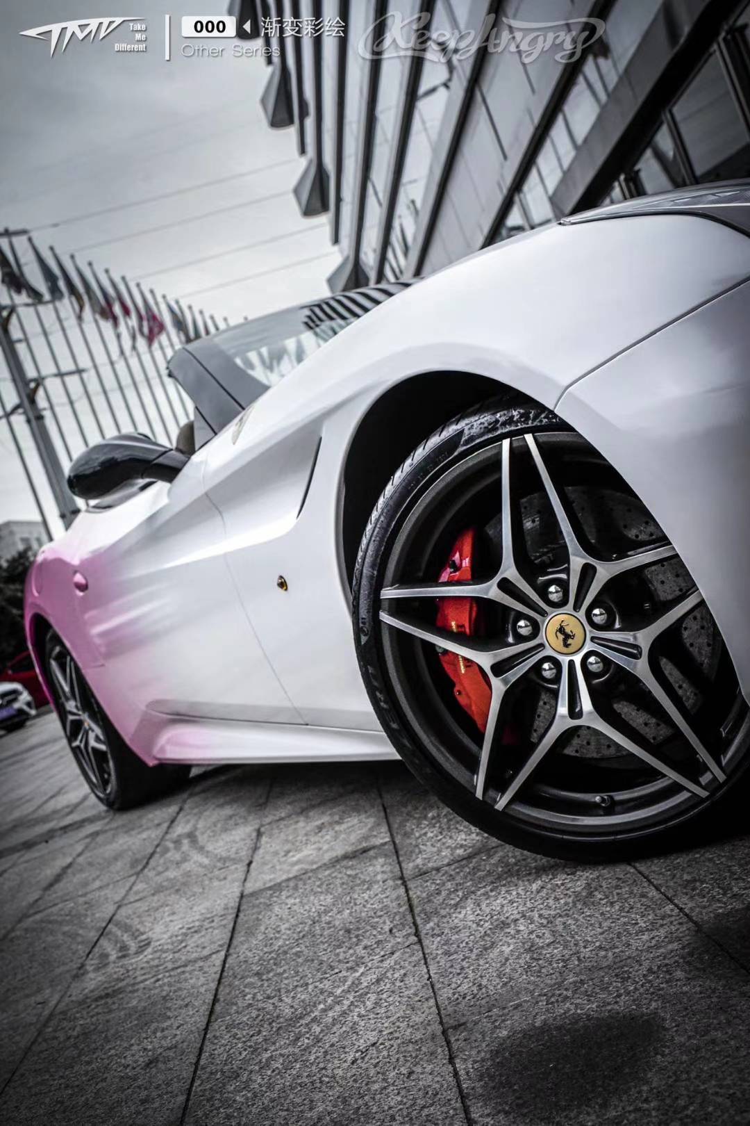 尽显清新温婉法拉利加州粉白渐变改色膜tmd潮牌车膜