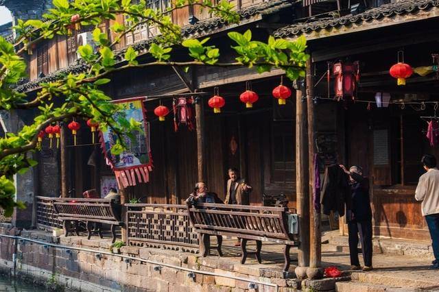 浙江被春晚带火的古镇，河道遍布，水街相依，黄酒和羊肉很是出名
