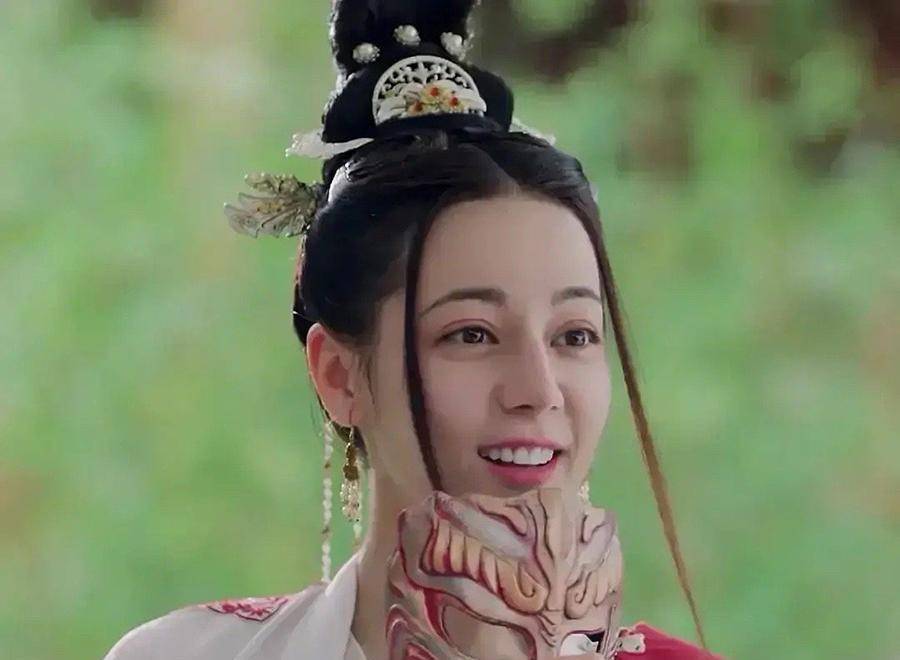 缺点热巴长刘海暴露长相缺点！为何古装剧造型，还没一档综艺做得好？