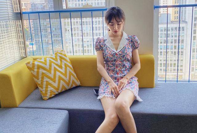 身材 李菲儿在家胆真肥，光脚穿短裙证身材好床上摆拍，这牛奶腿不愁嫁