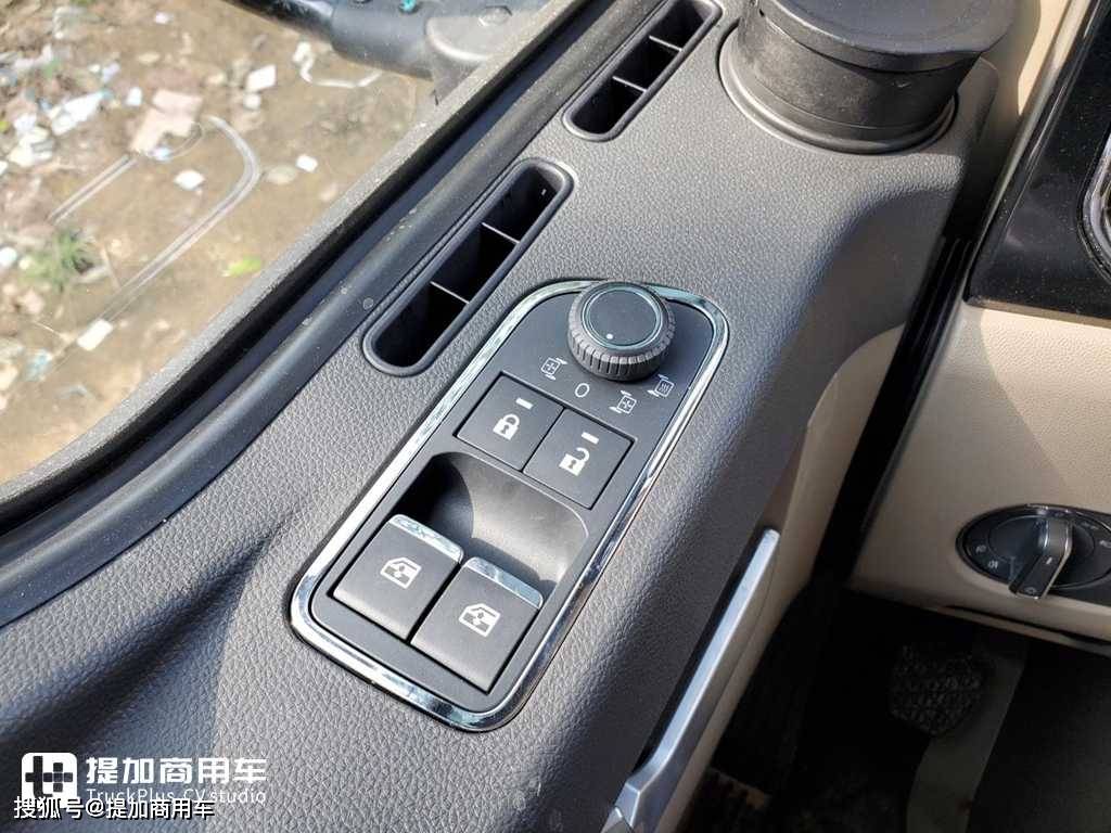 近70方货箱,薄荷蓝涂装抢眼,德龙l5000新款大单桥载货车实拍