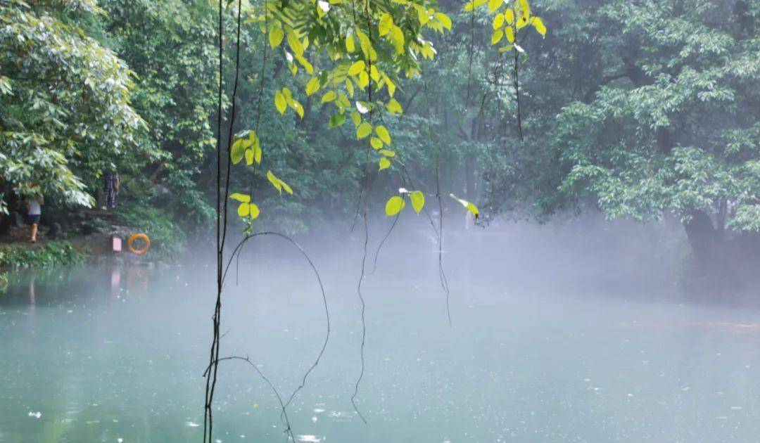 云收雨过波添,楼高水冷瓜甜,绿树阴垂画檐.