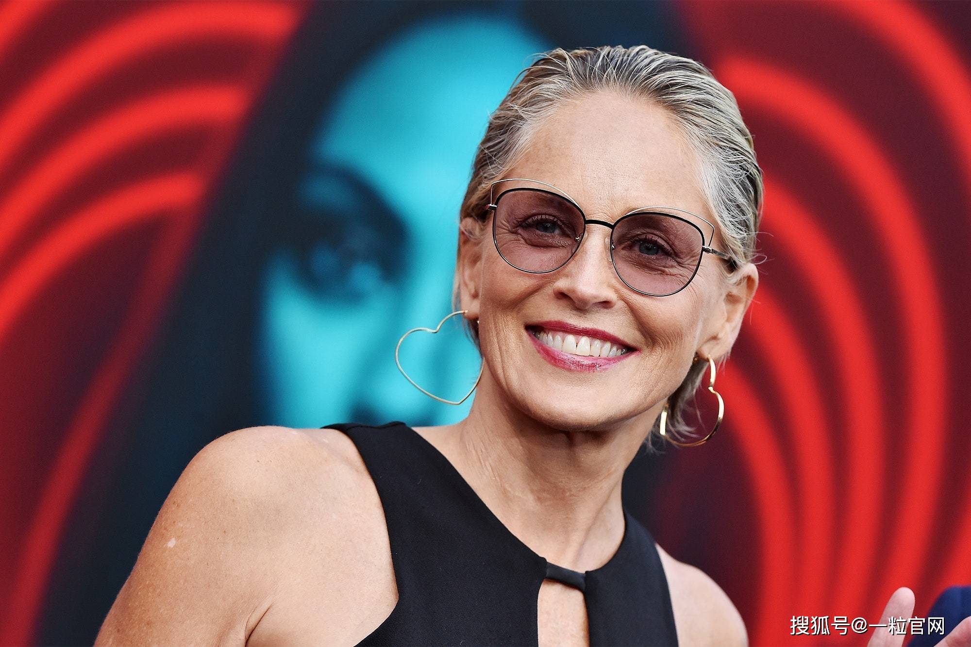 原创斯卡颁奖典礼上莎朗斯通穿着她在1996年穿过的礼服