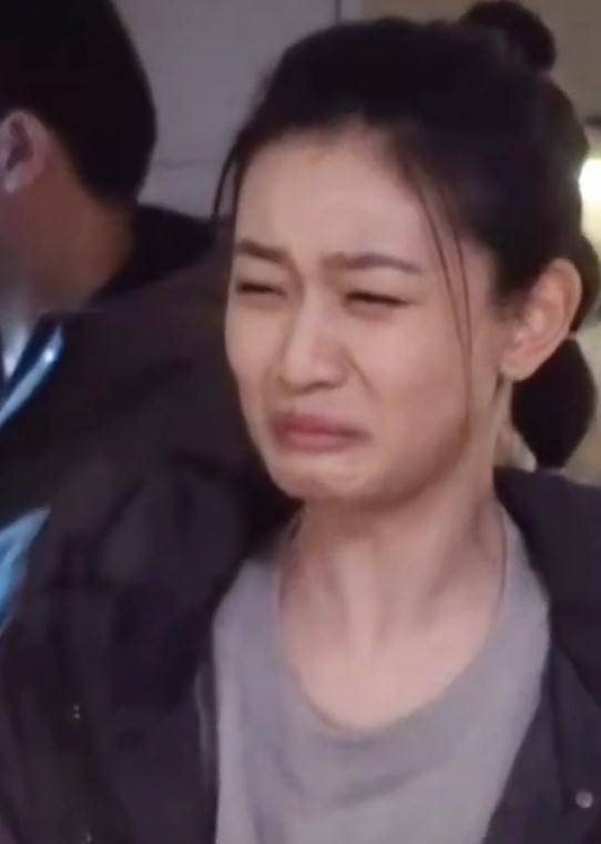 手指|迪丽热巴被狗狗舔手指,她的反应扎心无数人,嫌弃就别“装”了