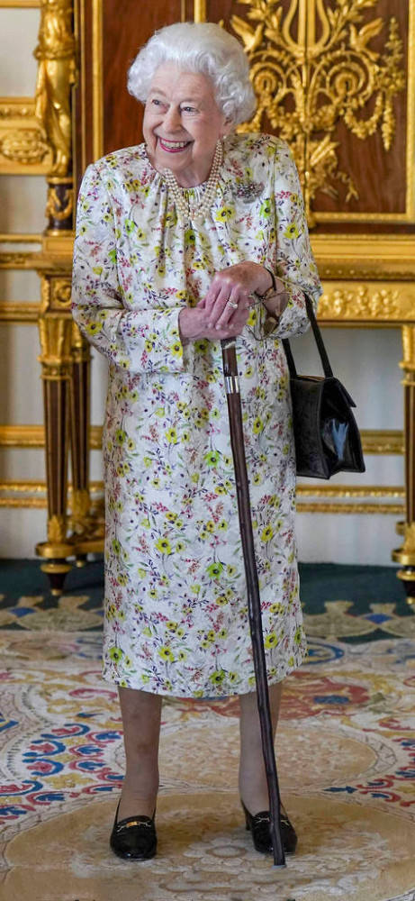 细节 96岁英女王年后首露面，鲐背之年穿印花裙气色好，脖子前倾得厉害