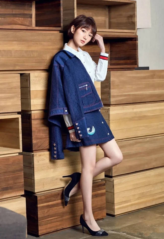 原创毛晓彤经历苦难不服输骨感身材秀香肩宛如少女不像32