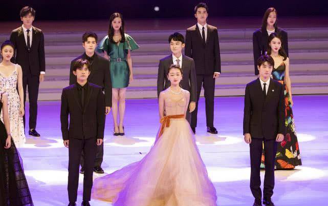 周冬雨 穿了N套dior，大使张雪迎终于穿了套华丽高定！却被周冬雨抢了镜