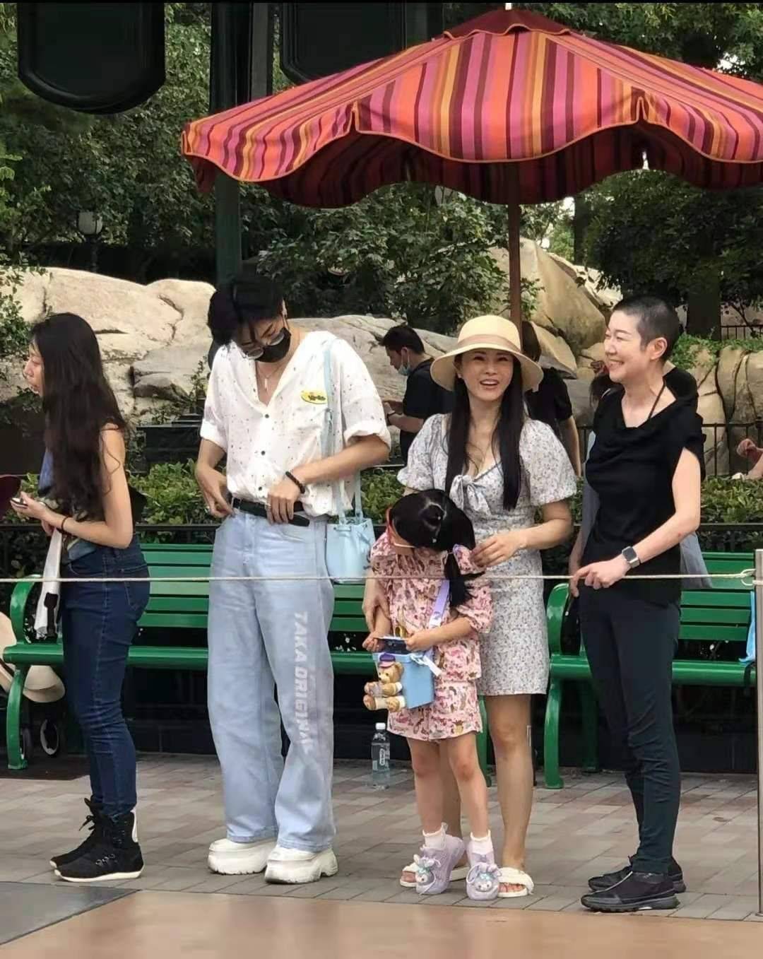 黑色 伊能静贴下睫毛像苍蝇腿，衣服起球还在穿，明星都这么节俭了吗？